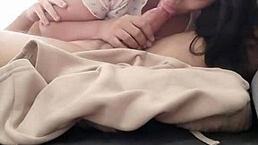 아마추어 월세 위해 딥쓰로트 자지 빨아주기