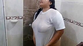 jugando en el baño con la camiseta de mi hermanastro mientras me masturbo, colombian pretty big tits fingering
