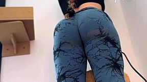 ليه الفتاة بطيز مستديرة مثالية تعرض مهاراتها؟ في ليجينز أثناء التمرين!