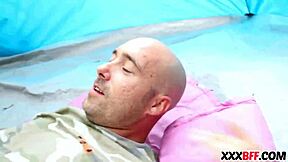 Кемпинговые девчонки делят хуй?