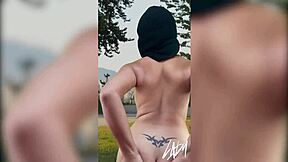 Kåt shemale onanerar på allmänna parken