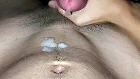 Novinho pauzudo gozando na punheta gostoso