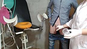 Скрита камера хваща зряла MILF покрита със сперма в болница