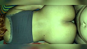 Pieprzę samotną mamę, podczas gdy jej dzieci bawią się na podwórku, krągłą Latynę na czworakach, ciemnoskórą dziwkę