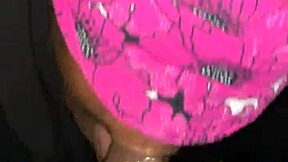 Uh, ako tá vec s blindfoldom na hlavu časť 3, má ma to celú rozrušenú vieš