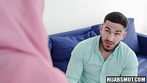 Gadis Muslim 18+ perawan temui kontol pertama kali dalam seks doggy