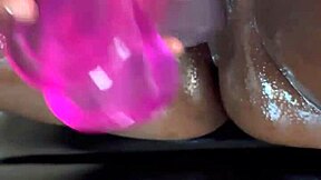 डैडी को गिफ्ट पसंद? बड़ी चूत वाली काली क्लिट मुठ मार वाइब्रेटर से