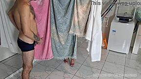 Vizinha provoca só de calcinha no quintal