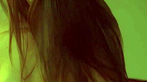 Czy ta solo laska eksploduje mokrą cipką od wibratora?