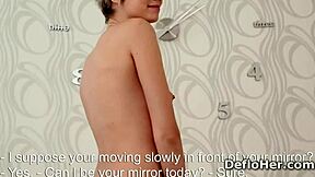 Стройная симпатичная Одри Уайт ласкает свое бритое тело