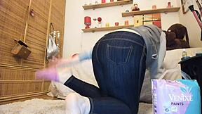 Érett nő maszturbál pisivel teli pelenkában