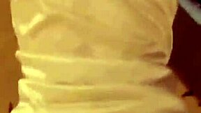 Femme vietnamienne penchée pour une levrette