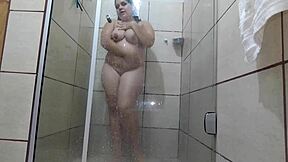 Tomando banho e batendo uma sozinha