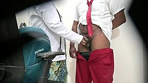 Bayangkan wanita berani periksa kote lelaki muda 18+ tepat di hospital awam