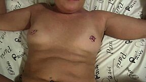 She oils cunt for pumping full