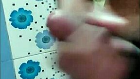 Vid sama bathing solo in bath