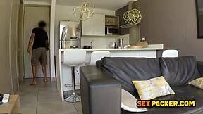 Voelt de passie terwijl de curvy roodharige rijdt op monster pik met haar grote kont