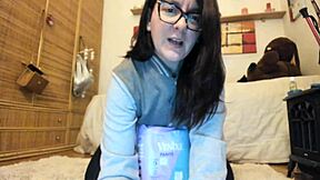 Zrela ženska masturbira v piš polni plenici