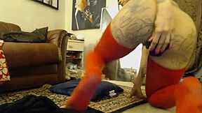 tatted camgirl fucks her holes