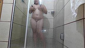 Tomando banho e batendo uma sozinha