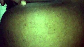 Amateur big ass gets played with up close