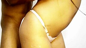 पति ने अपनी कर्वी बीवी की चूत को घरेलू वीडियो में जबरदस्त चोदा, रंडी सेशन से संतुष्ट!