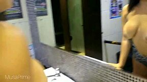 novinha musa prime fode com dotado no banheiro, mostrando big ass e monster cock