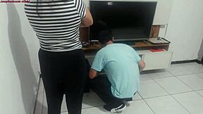 Husmor klagar för teknikern att maken inte märkte hennes nya lingerie, hon tar på den och ber om teknikerns åsikt