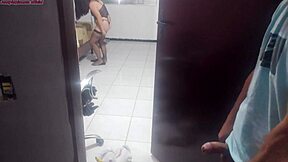 人妻が夫気づかぬ新ランジェリー着てテクニシャンに意見求める！