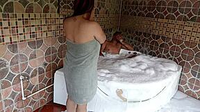 que rico mi padrastro me da por el culo en el jacuzzi cuando su esposa se va