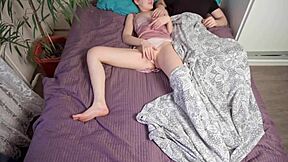 Probudila jsem se vzrušená a probudila manžela rukou, ranní šukání v pozici 69 a vzájemná masturbace mladého 18+ páru