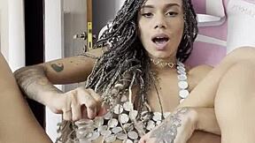 Essa Princesinha Adora Gozar Com O Brinquedinho Dentro Da Buceta