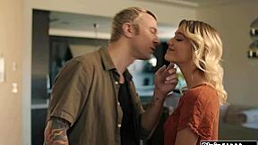 बूढ़ी मिल्फ युवा ब्रूनेट डैडी के साथ ककॉल्ड करती है