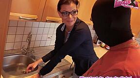 Deutsche Notgeile Reife Milf Mit Brille Fickt In Der Küche, Mommy Mature Glasses Boobs Big Tits Brunette Cum In Mouth Facial Amateurs!