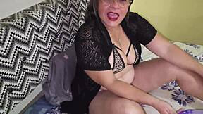 Moja mačeha je nezvesta s curvy velikimi naravnimi joškami oblačila strgana velike naravne joške velika rit fetiš joške