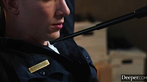 Крутая бэдди Лулу доминирует над юным копом-новичком