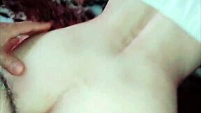 Femme en lingerie hurle pendant une baise passionnée en levrette !