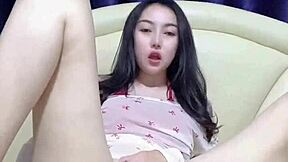 Japanese Woman Masturbates To Squirt