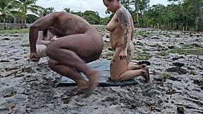 eu e minha amiga demos o cu em terreno baldio na favela