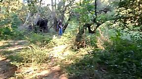 Yabancı ormanda çıplak beni buluyor