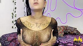 mostrando meu piercing novo na buceta caroleta roots