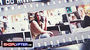 האם מאדס פלורס מתכופפת בעבודה?