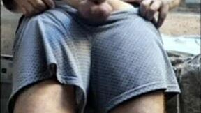 גבר ערום שובב מתגרה עם הידג'וב