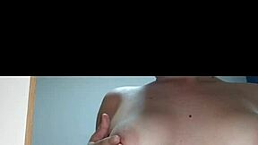 Podívej na tu krásnou holku, jak smyslně mačká prdel a prsa před zrcadlem!