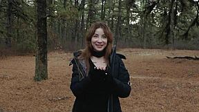 Dva šílení perverti berou bublinkovou prdel milf na procházku do lesa s análem a prdelním šukáním.