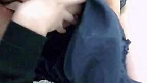 वह पूछती है, एशियन जापानी सोलो मस्ती देखना चाहते हो?