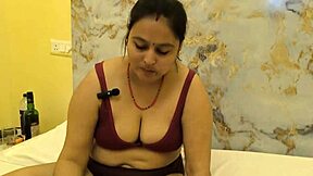 Sorellastra cavalca il cazzo grande del fratello con gemiti in camera d'albergo blowbang