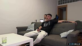 LE INVITA A SU CASA A VER UNA PELI Y SE LE FOLLA MUY DURO!