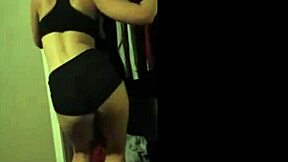 white girl shaking fit booty twerk.