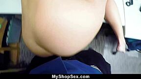 Asiatisk ung 18+ snappet for tyveri - center-vagt konfronterer stedmor